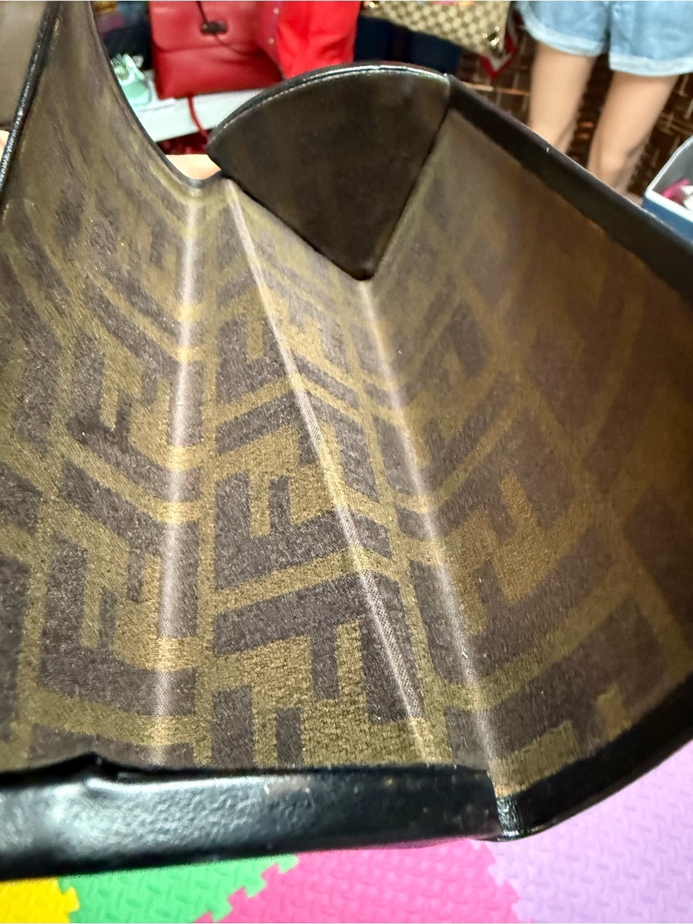 GIVEAWAY FENDI SUNGLASSES CASE - Picture 4 of 5